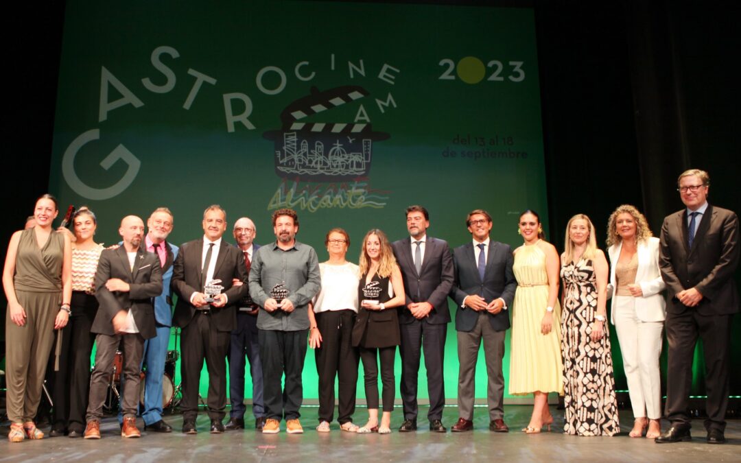 Barcala entrega el premi a la protagonista de ‘Migas’, el curt guanyador de Gastrocinema 2023