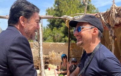 Barcala visita el rodaje de “El Cautivo” y destaca la “impresionante labor del equipo y los figurantes”
